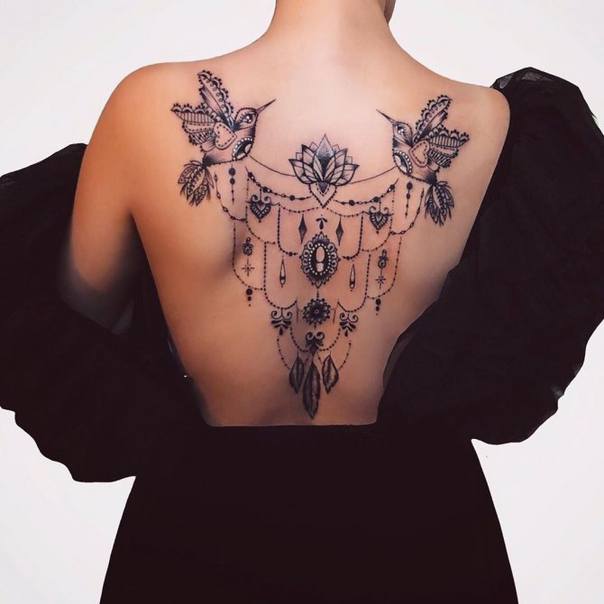 Татуировка на гърба на момичетата снимка 8