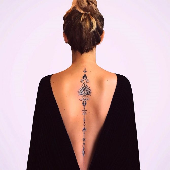 Tatuaj pe spate pentru fete fotografie 9