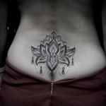 Τατουάζ στην πλάτη για κορίτσια λωτού
