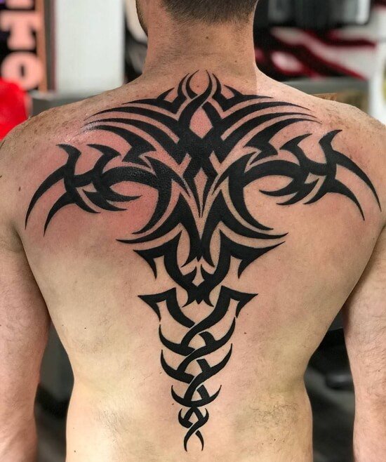 Tatuaggio sulla schiena di un uomo foto
