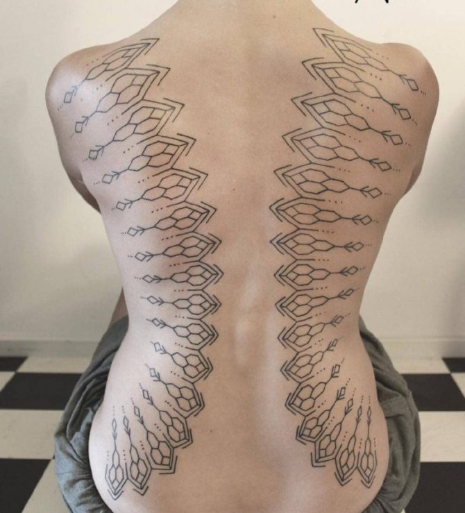 Tetoválás a lányok hátán
