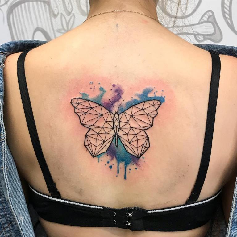 Tatuagem nas costas de uma rapariga
