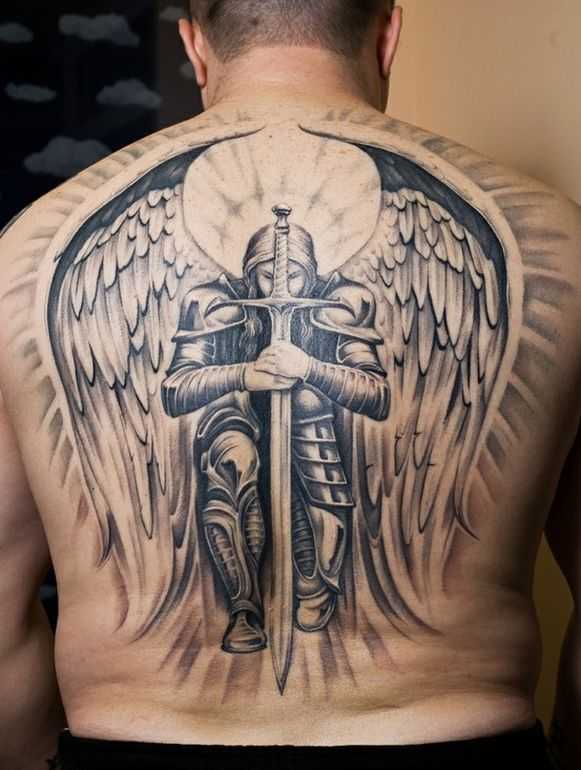 剣を持った戦士の背中のタトゥー