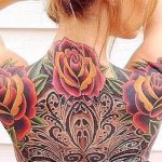 Tatuaggio sulla schiena di colore femminile