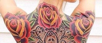 Tetovaža na hrbtu ženske barve