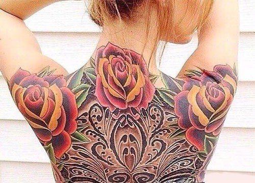 Tatuaggio sulla schiena di colore femminile