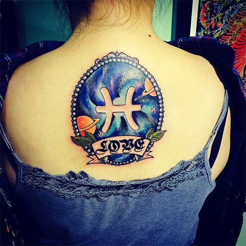 Tetovanie na chrbte - znamenie zverokruhu ryby (foto)