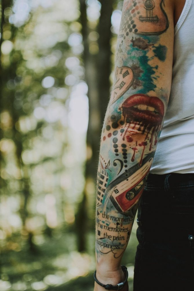 Tatuaggio completo del braccio