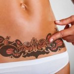 Tatuiruotė ant mergaičių skrandžio nuotrauka