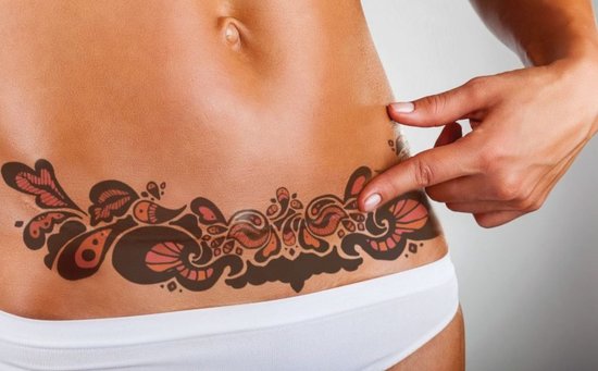 Tetoválás a hasán a lányok számára fotó