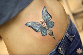 Tetovējums uz meiteņu vēdera pēcdzemdību laikā, lai paslēptu strijas