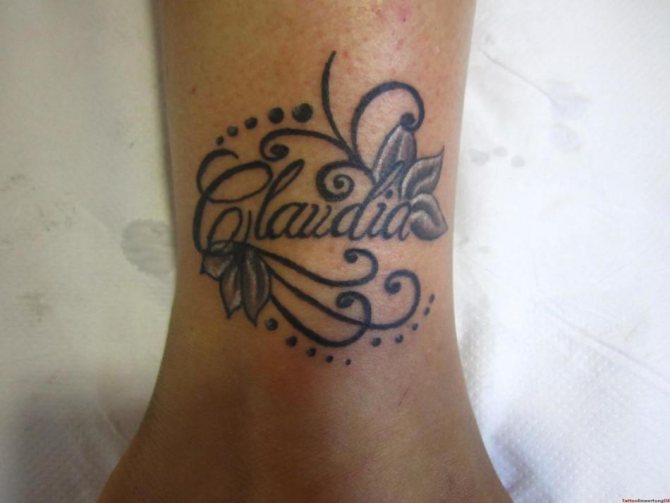 Egy pávatollas boka tetoválása