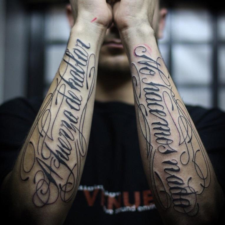 Inscrições de tatuagens no seu braço