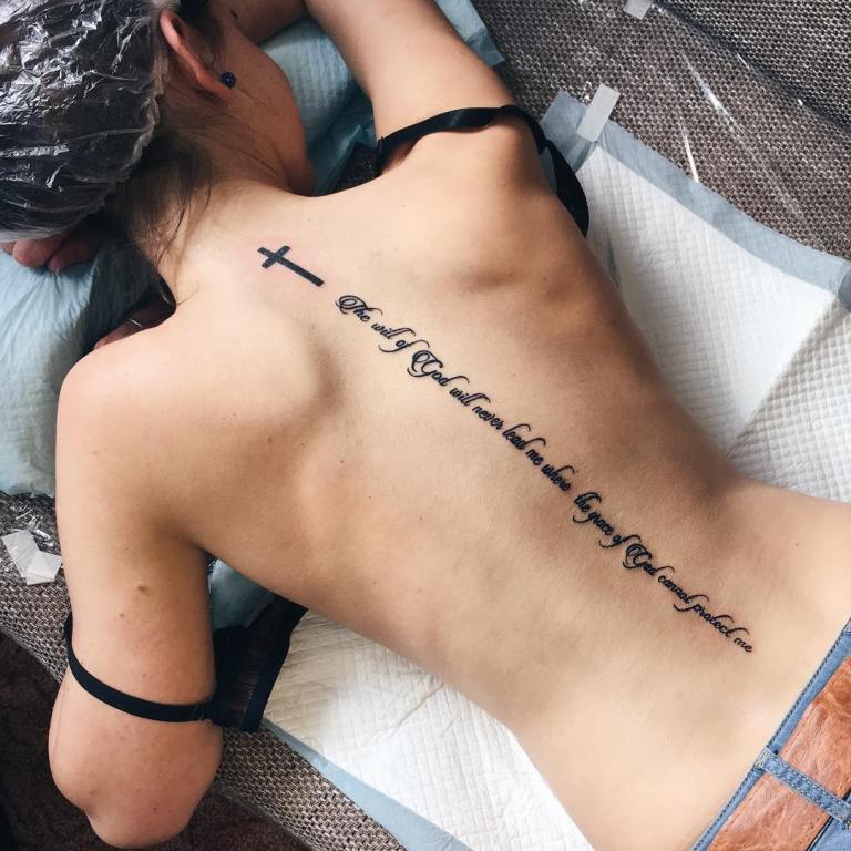Inscrição da rapariga tatuada nas costas