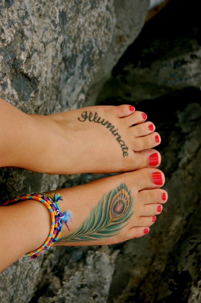 A tetoválás felirat a lábfejre a lábujjak mentén helyezhető el.