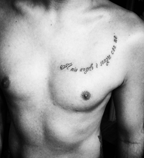 tatoveringsindskrift på brystet af en mand