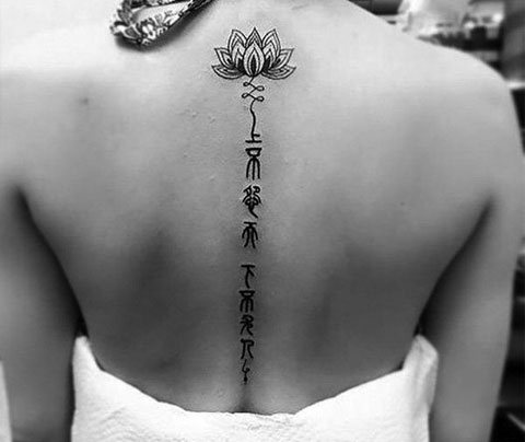 Tetoválás feliratok a lányok számára a háton