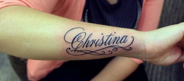 Tetovējums meitenēm - nozīmīgs latīņu tetovējums ar tulkojumu, skaisti stili, skices, fotogrāfijas