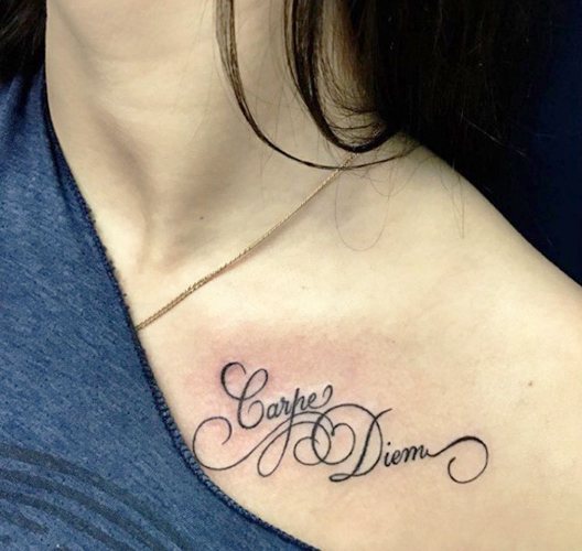 Tatuointimerkinnät solisluuhun tytöille latinaksi käännöksen kanssa, venäjäksi. Valokuvat, luonnokset