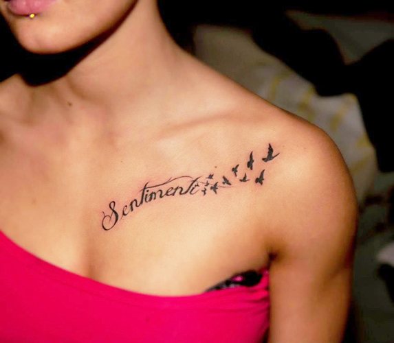 Tatuointimerkinnät solisluuhun tytöille latinankielisillä käännöksillä. Valokuvat, luonnokset