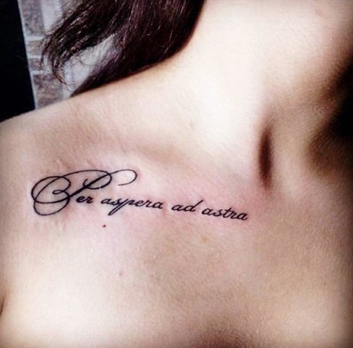 Inscrições de tatuagens na clavícula para raparigas em traduções latinas. Fotos, esboços