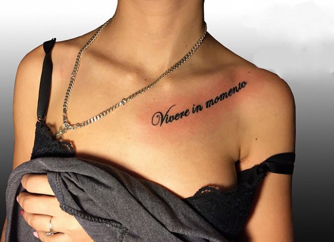 ラテン語の翻訳で女の子の鎖骨に刺青を刻みます。写真、スケッチ