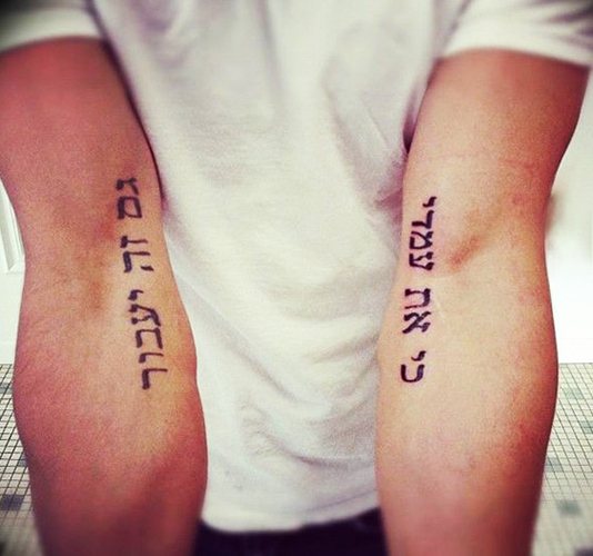 Inscrições de tatuagens no braço para homens com tradução. Fotos, thumbnails, significado