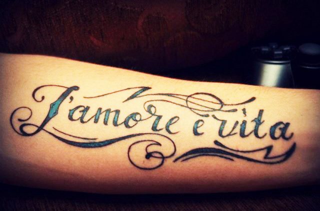 Tetovējuma uzraksti uz rokas vīriešiem ar tulkojumu. Fotoattēli, sīktēli, tulkojums