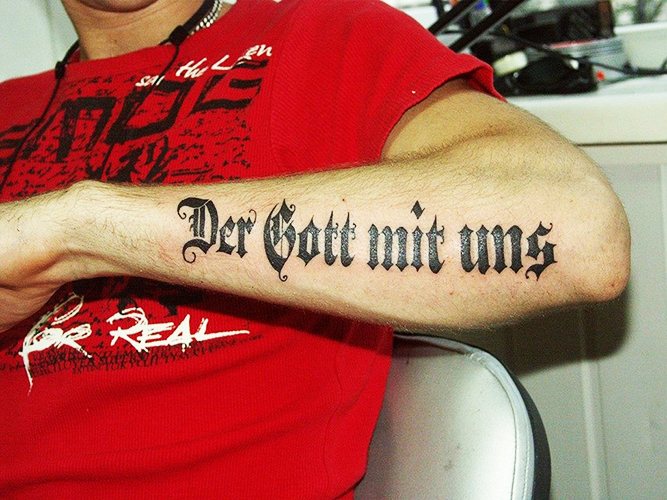Inscriptions de tatouage sur le bras pour les hommes avec traduction. Photos, vignettes, traduction