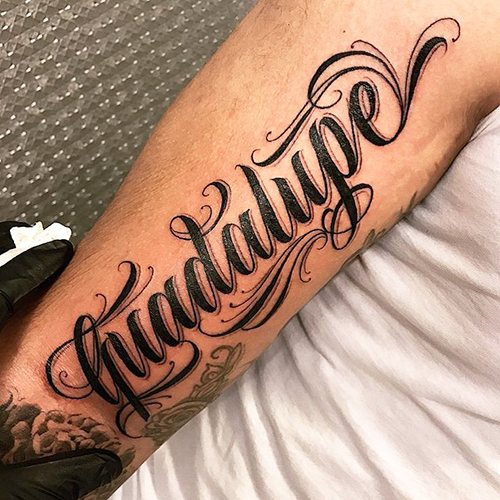 Tetoválás feliratok a karon a férfiak számára fordításokkal. Fotók, miniatűrök, fordítás