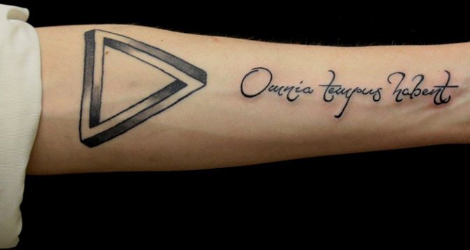 Inscriptions de tatouage sur le bras pour les hommes avec traduction. Photos, vignettes, traduction