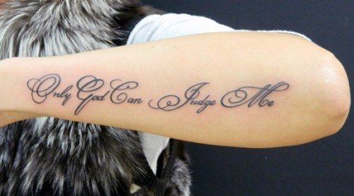 Inscrições de tatuagens no braço de uma rapariga. Foto, esboços em latim com tradução, significado