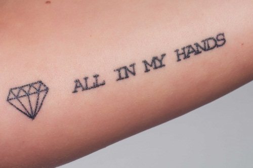 Tetoválás feliratok egy lány karján. Fénykép, vázlatok latinul fordítással, jelentéssel