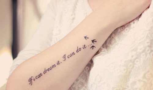 Tatuiruotės užrašai ant mergaitės rankos. Nuotrauka, eskizai lotynų kalba su vertimu, reikšmė