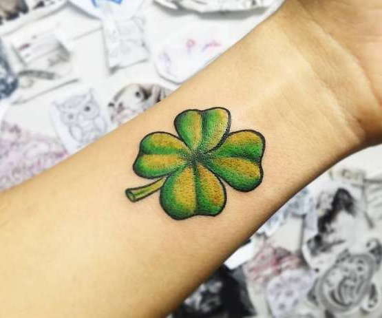 Tetoválás feliratok a karon a lányok számára. Fénykép, vázlatok latinul fordítással, jelentéssel