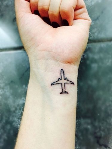 Inscrições de tatuagens no braço de uma rapariga. Foto, esboços em latim com tradução, significado