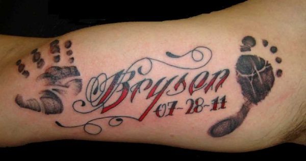 Tatuaż z napisami na ramieniu dziewczynki. Zdjęcie, szkice w języku łacińskim z tłumaczeniem, znaczenie