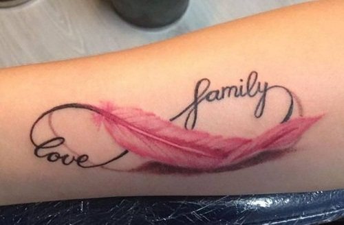 Inscriptions de tatouage sur le bras d'une fille. Photo, croquis en latin avec traduction, signification