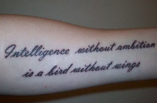 Napisy na tatuażu na ramieniu dla dziewcząt. Zdjęcie, szkice w języku łacińskim z tłumaczeniem, znaczenie