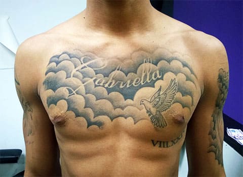 Tattoo hemel en wolken op je borst