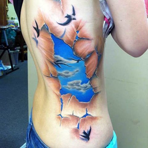 Tatuaggio cielo con gli uccelli