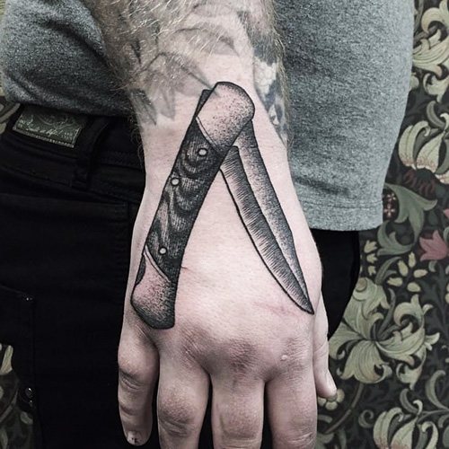 Τατουάζ με μαχαίρι πεταλούδας. Φωτογραφία, νόημα, μικρογραφίες με ένα τριαντάφυλλο, μια επιγραφή, έναν ιστό αράχνης