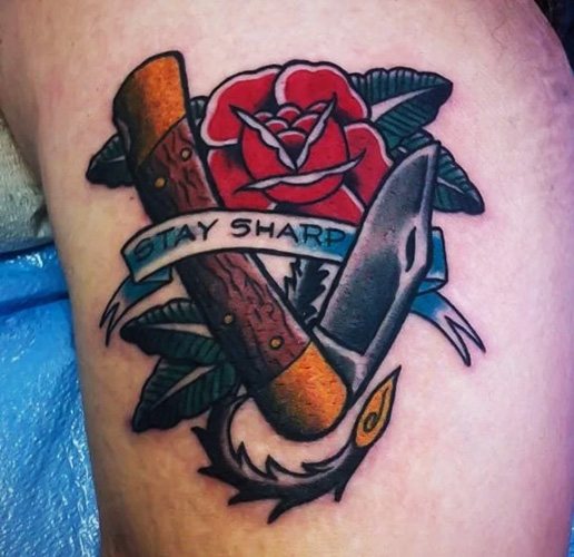 Tatuaggio del coltello a farfalla. Foto, significato, schizzi con rosa, iscrizione, ragnatela