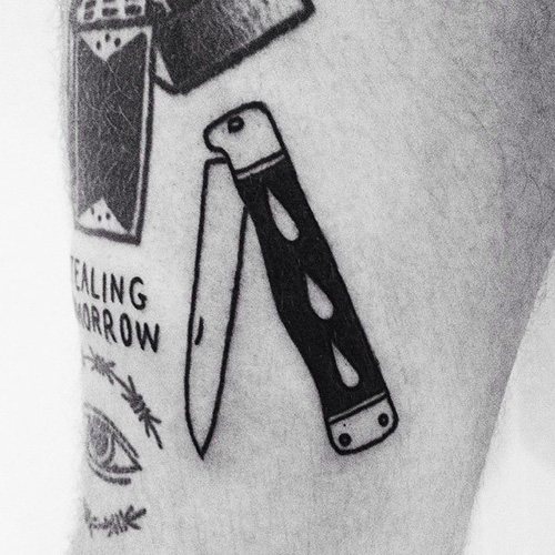 Tetovací nôž bowie. Fotografia, význam, miniatúry s ružou, nápis, pavučina