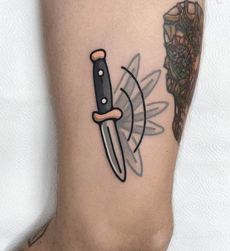 Татуировъчен нож Бауи. Снимка, значение, дизайн с роза, надпис, паяжина
