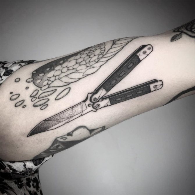 fluture cuțit tatuaj