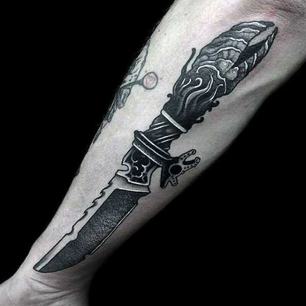 Tatouage d'un couteau sur le bras