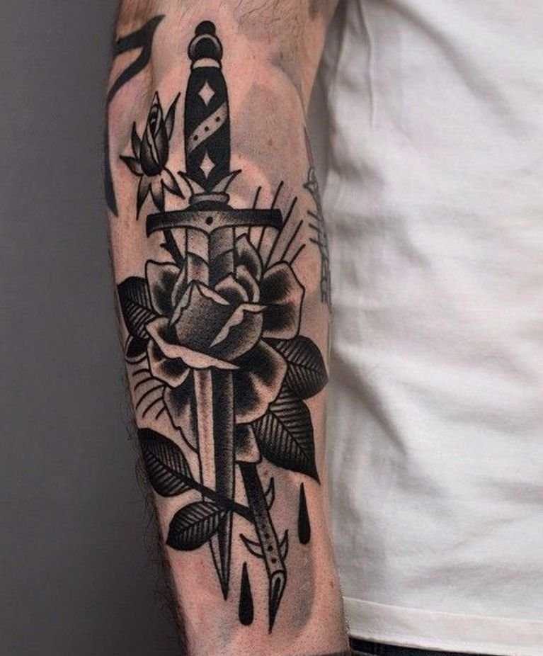 Tattoo van een mes met een roos