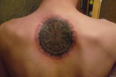 татуиран амулет на гърба му