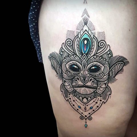 Tattoo abe på pigens lår